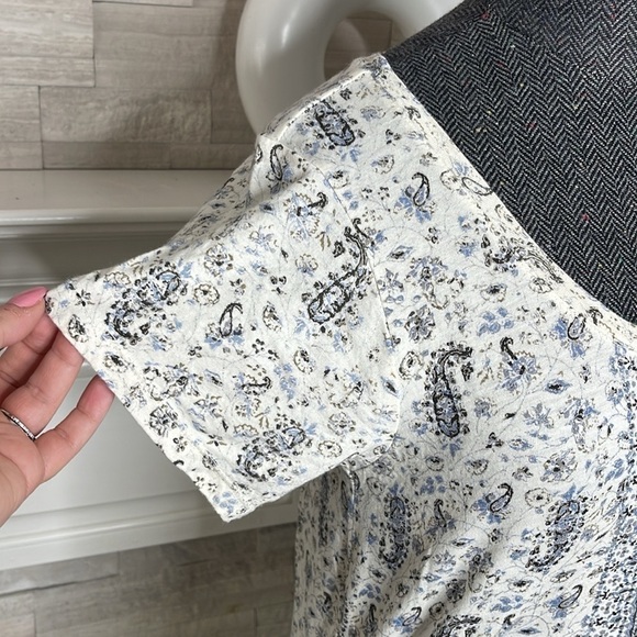 LUCKY BRAND Women's Scoop Neck Graphic Tee T-Shirt with Curved Hemline Medium - Picture 4 of 7